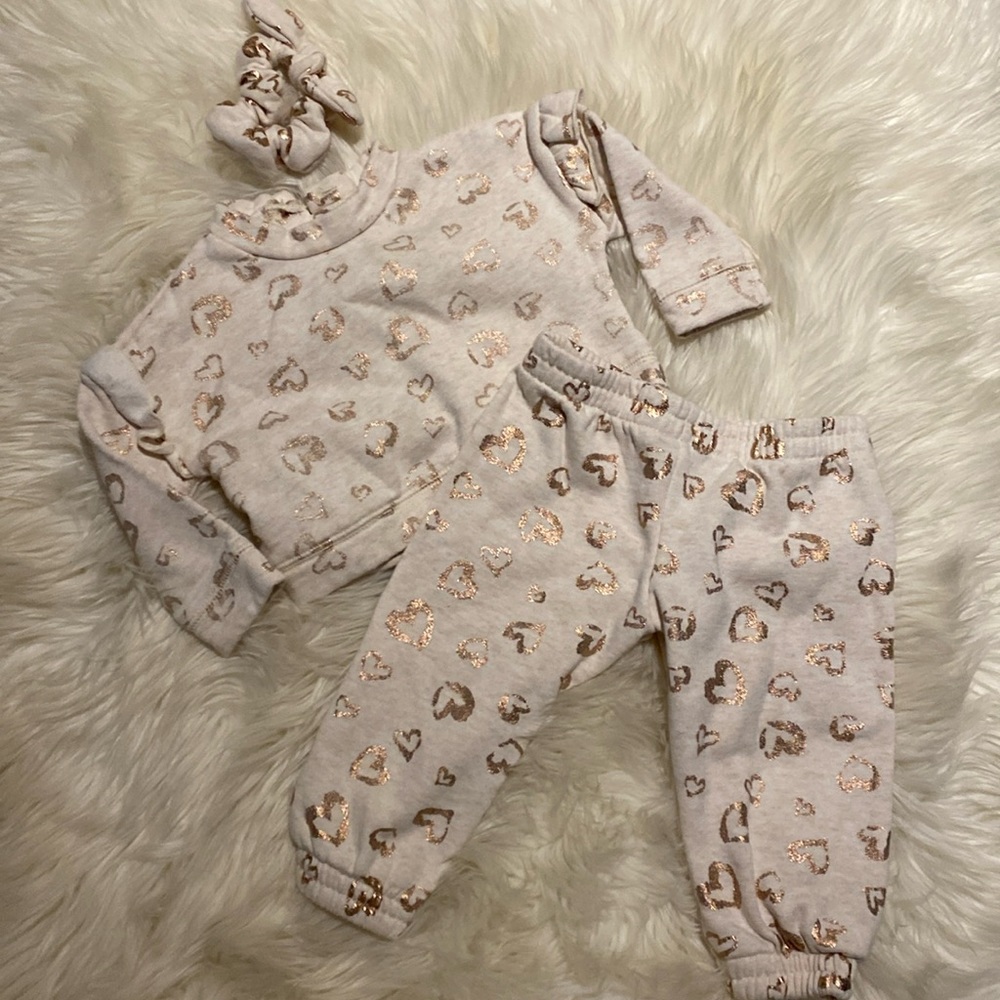 3/25$ btween Jogging Set with Gold Hearts 3 PIECE SET Size 6-12 mos